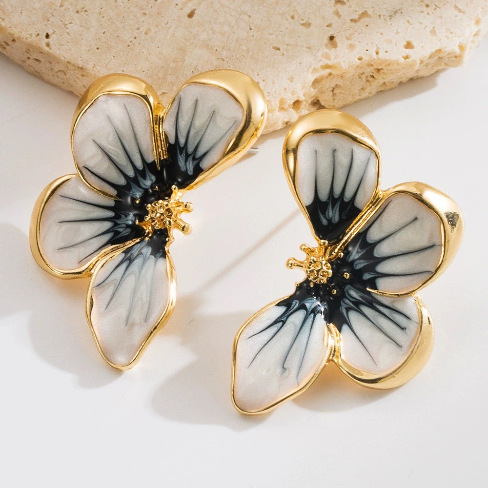 إكسسوارات مجوهرات أنيقة لربيع وصيف 2026 على الموضة الكورية أقراط على شكل زهرة بتلات برتقالية وردية لطيفة للنساء