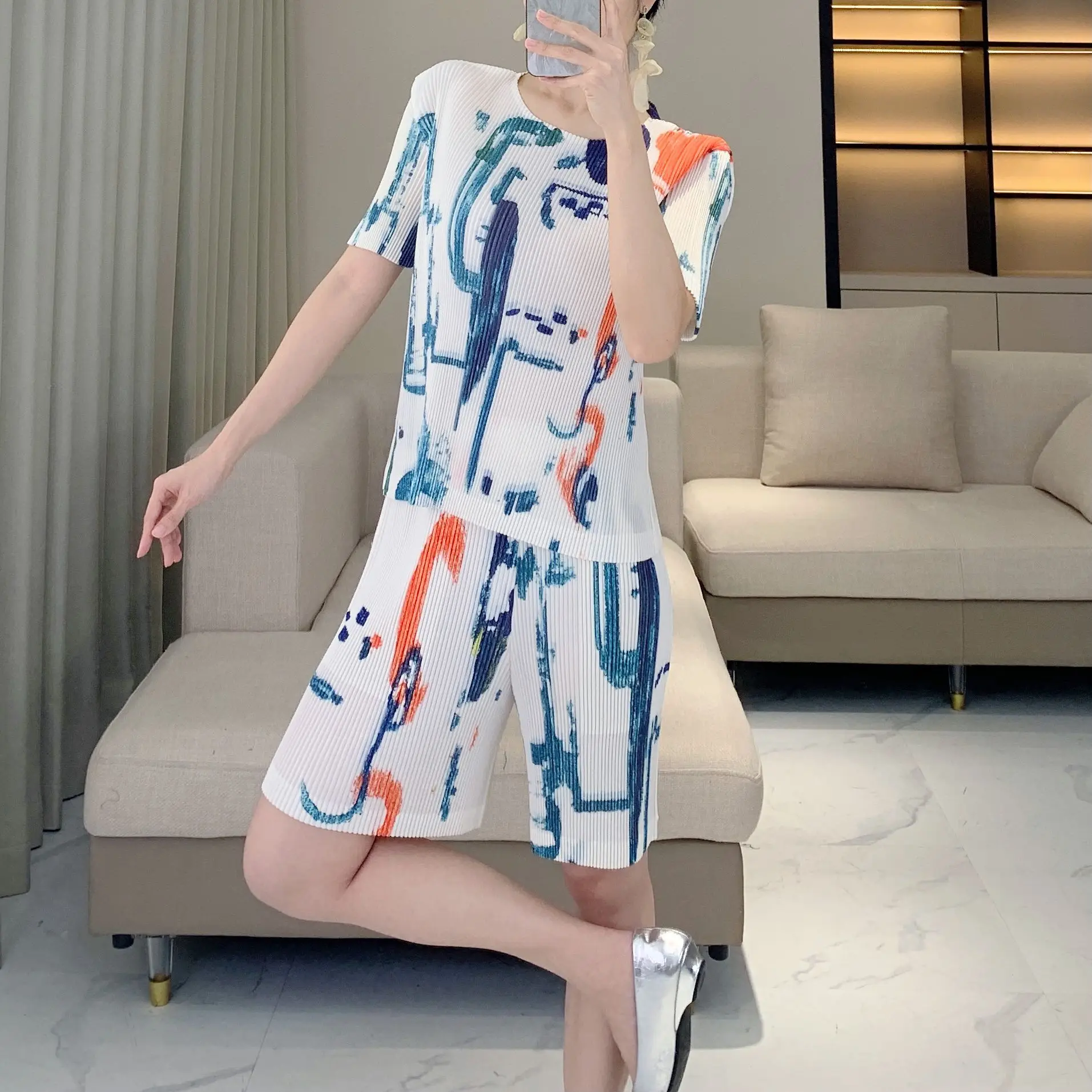 

Miyake Pleated Casual Set Women's New Summer Fashion Graffiti Short-Sleeved Top High-Waisted Five-Inch Shorts Two-Piece Set