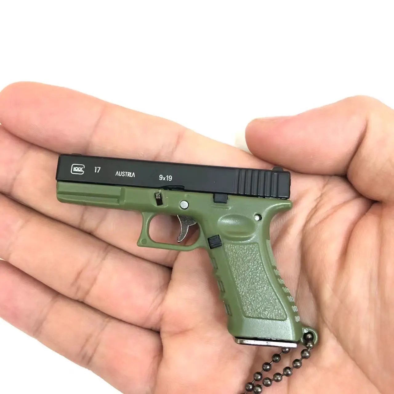 Holiday Party Gifts Alloy 1:3 G17 Pistol Model Memorabilia Detachable Toy Gun Ornament Home Decoration Crafts Pendant Keychain