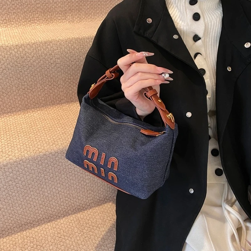 

Stylish Multifunctional Female Bag Handbag Practical Portable Shoulder Bag High-Capacity Light Luxury Fashion Elegant Use