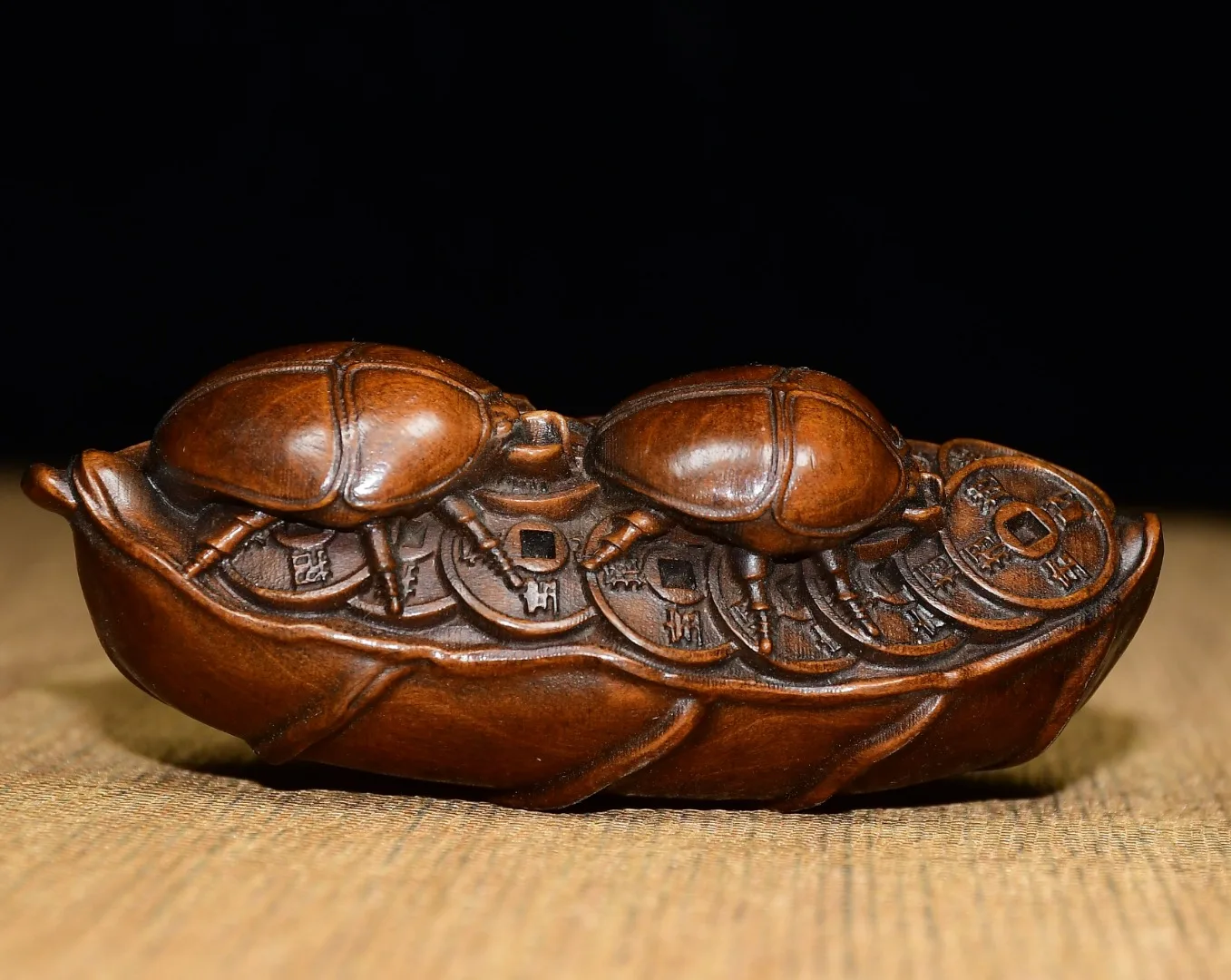

3"Tibetan Temple Collection Old Boxwood Yuanbao coins Insect Statue beetle screen Amass wealth Ornaments
