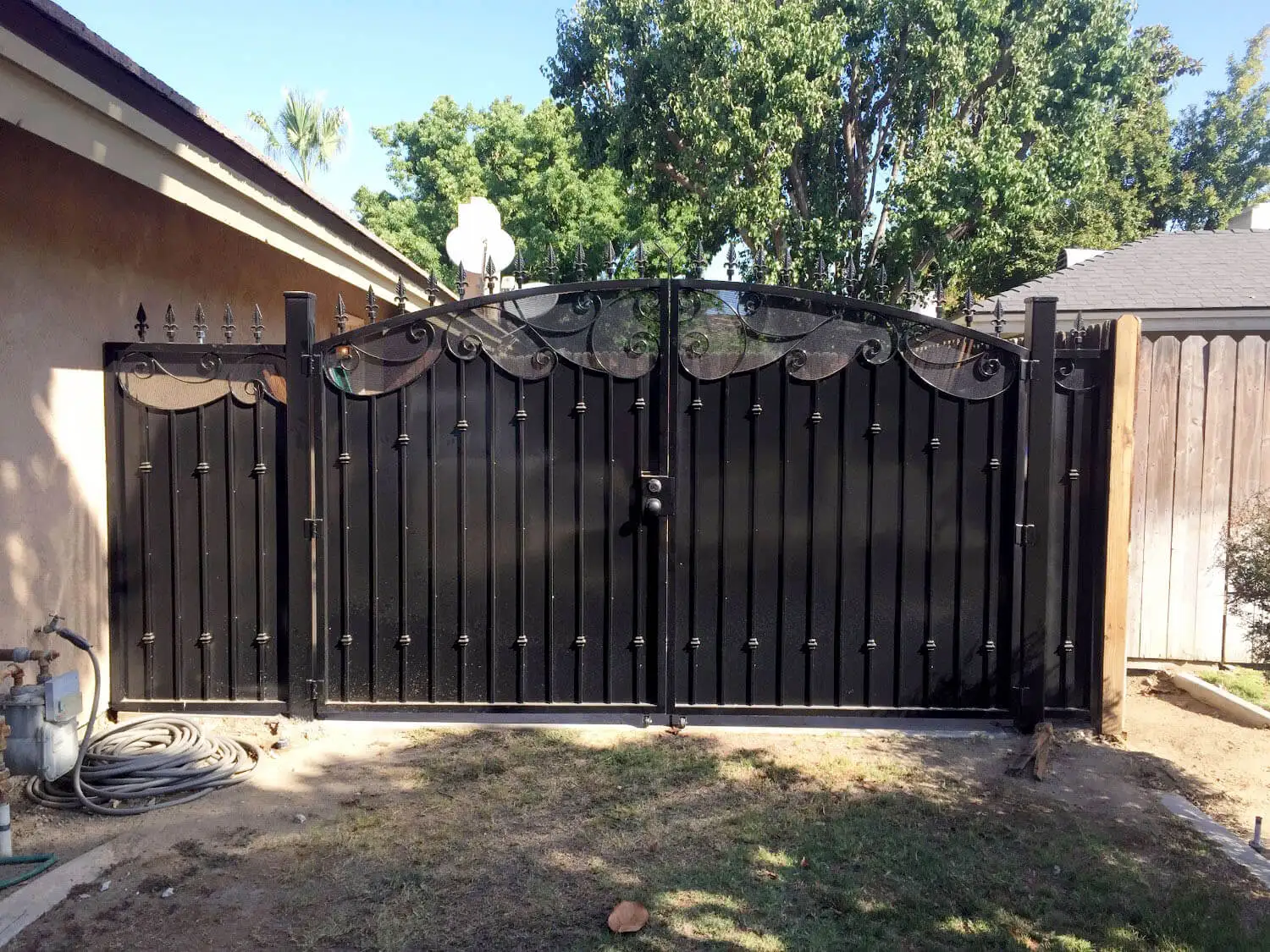 Custom Or Standard New Design Iron Gate Modern Iron Pipe Gate Design Wrought Iron Gate