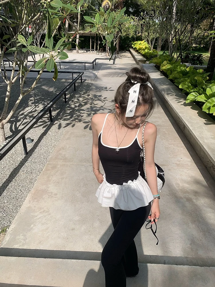 Biały, dopasowany top na ramiączkach, kolor Colion, casualowy damski tank top, modny, uniwersalny, elegancki.