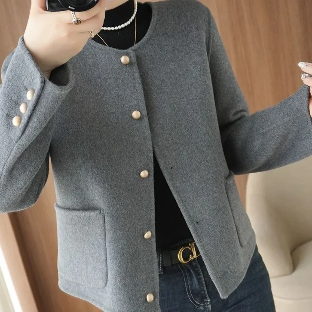 

Осенне-зимнее новое двустороннее шерстяное пальто для женщин, короткая куртка с карманами на пуговицах, универсальный топ с круглым вырезом JJ707