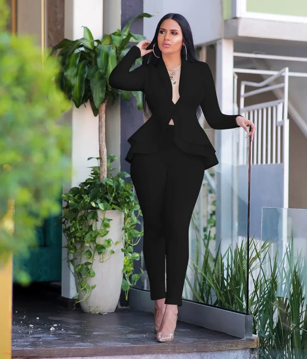 Herbstliches Damen-Outfit, bestehend aus zwei Teilen: ein einfarbiges Oberteil mit V-Ausschnitt und langen Ärmeln, ein Blazer mit Peplum-Saum und eine Bleistiftrockhose – ein elegantes, formelles Business-Outfit für den Büroalltag, erhältlich in großen Größen. – Detail 17
