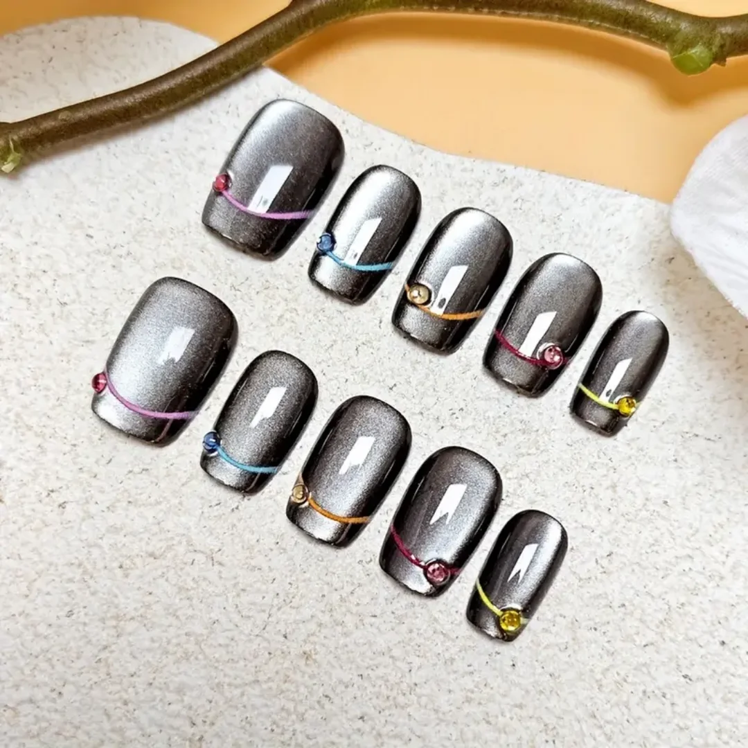 10 Stück hochwertige, süße, coole, dunkle und kurze handgefertigte künstliche Nägel im Katzenaugen-Stil, dunkelfarbene kurze Nageldekorationspatches für Damen