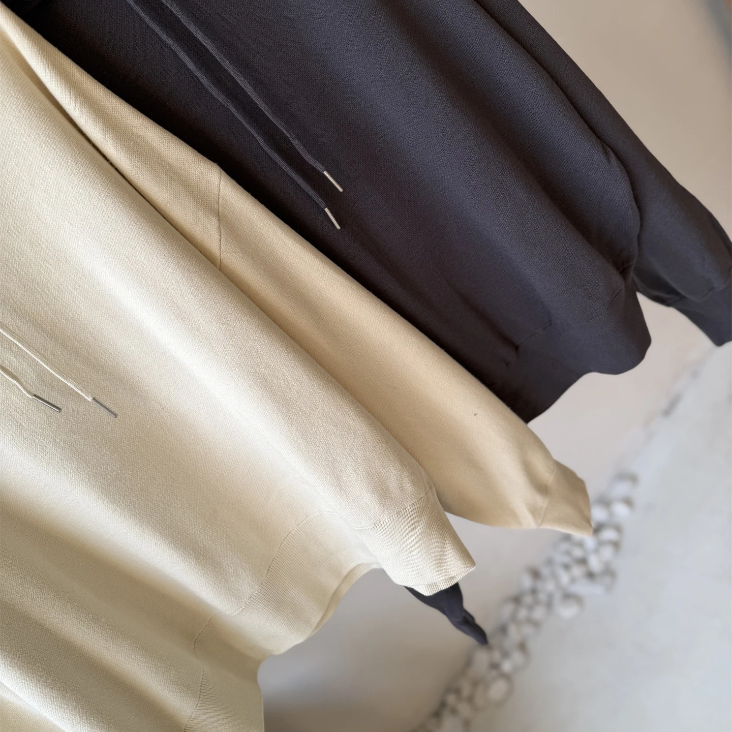 Luźna dzianinowa bluza z kapturem, swobodny styl, japoński trend, długi rękaw, dojazdy do pracy, jesień, pojedynczy element, regularna długość, jednolity kolor.