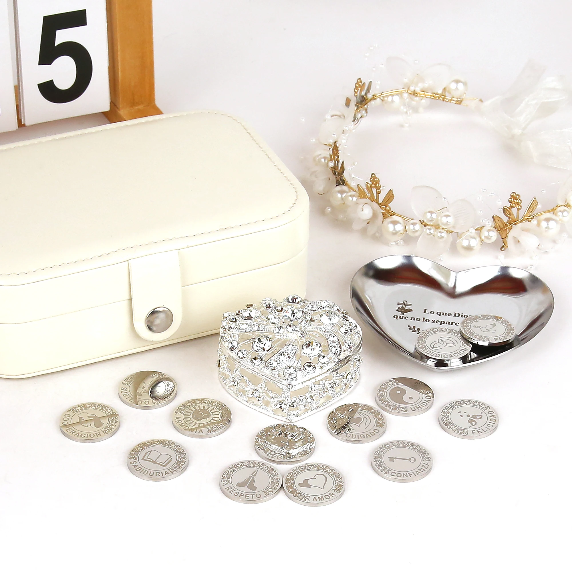 ensemble-personnalise-de-pieces-d'arras-pour-mariage-espagnol-avec-boite-en-forme-de-cœur-en-cristal-boite-en-cuir-pu-et-plateau-en-forme-de-cœur
