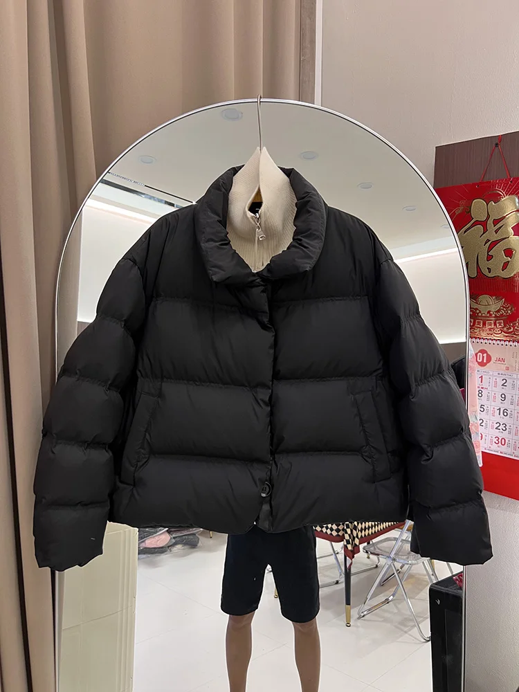 سترة نسائية شتوية جديدة موديل 2025 ذات ياقة ثابتة بلون سادة وبسيطة على الطراز الكوري سترة بيضاء مبطنة للأسفل