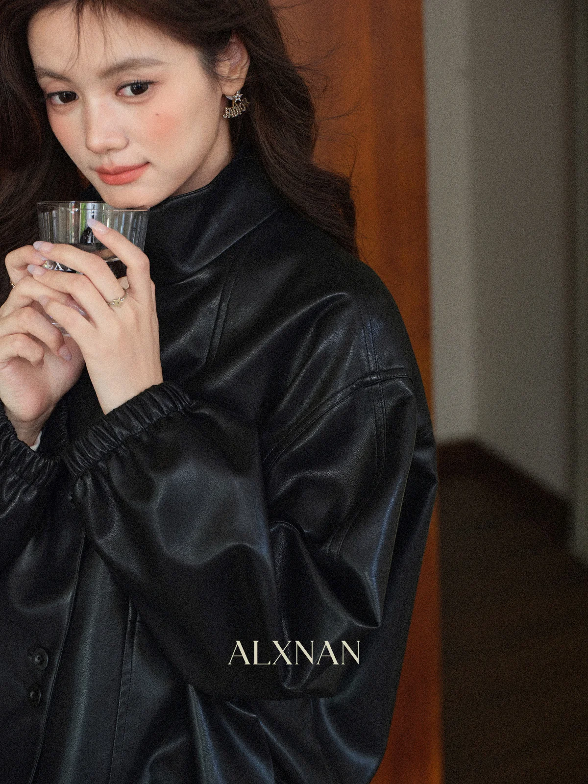 سترة جلدية سوداء للنساء من ALXNAN لخريف وشتاء 2025 سترات قصيرة غير رسمية فضفاضة معاطف أنيقة بكتف منسدل للسيدات L57938