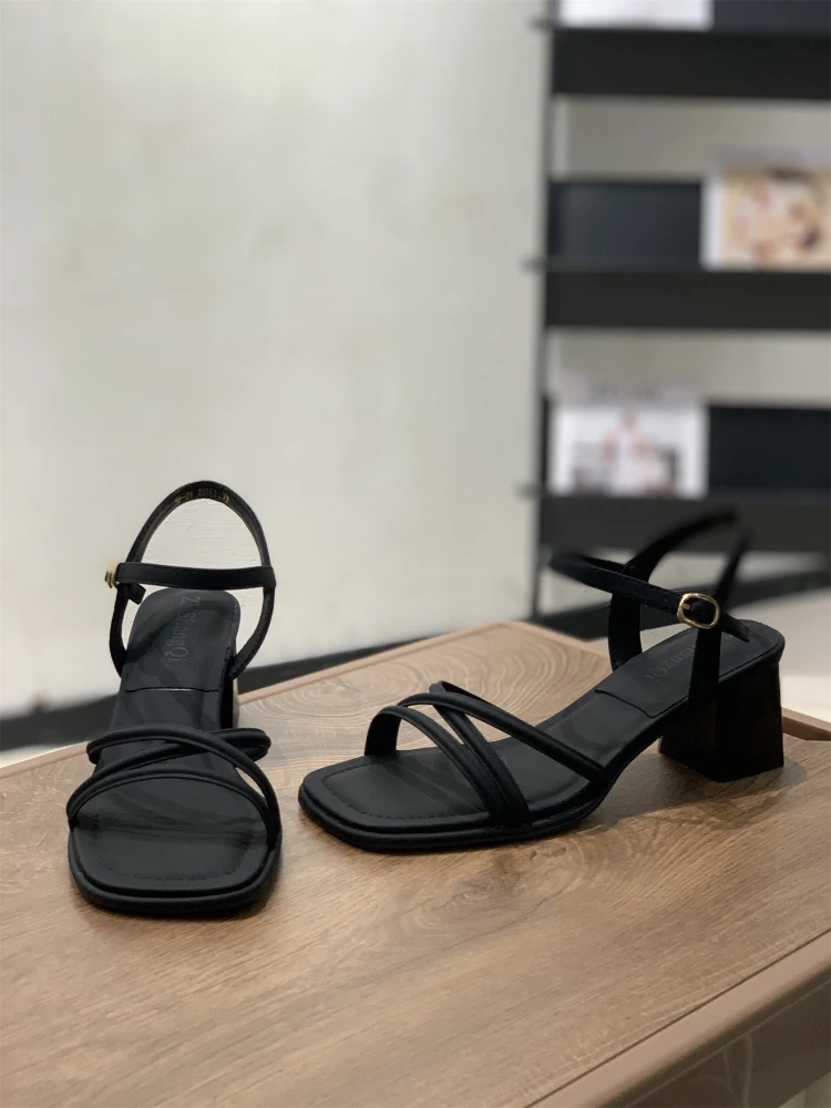 صنادل نسائية بأسلوب خيالي لصيف 2025، تصميم جديد من الجلد بكعب سميك ومقدمة مفتوحة مع حزام وإبزيم، أحذية مريحة للسيدات #5