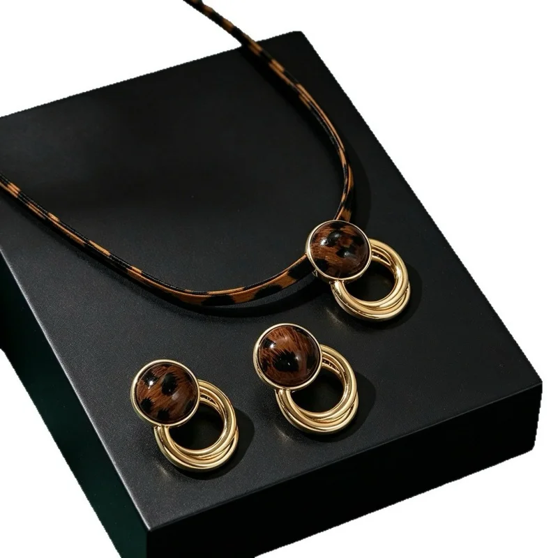 Women Animal Print Choker Set Brown Leopard Print Cord Necklace & Matching Stud Earrings Trendy Retro Accessories