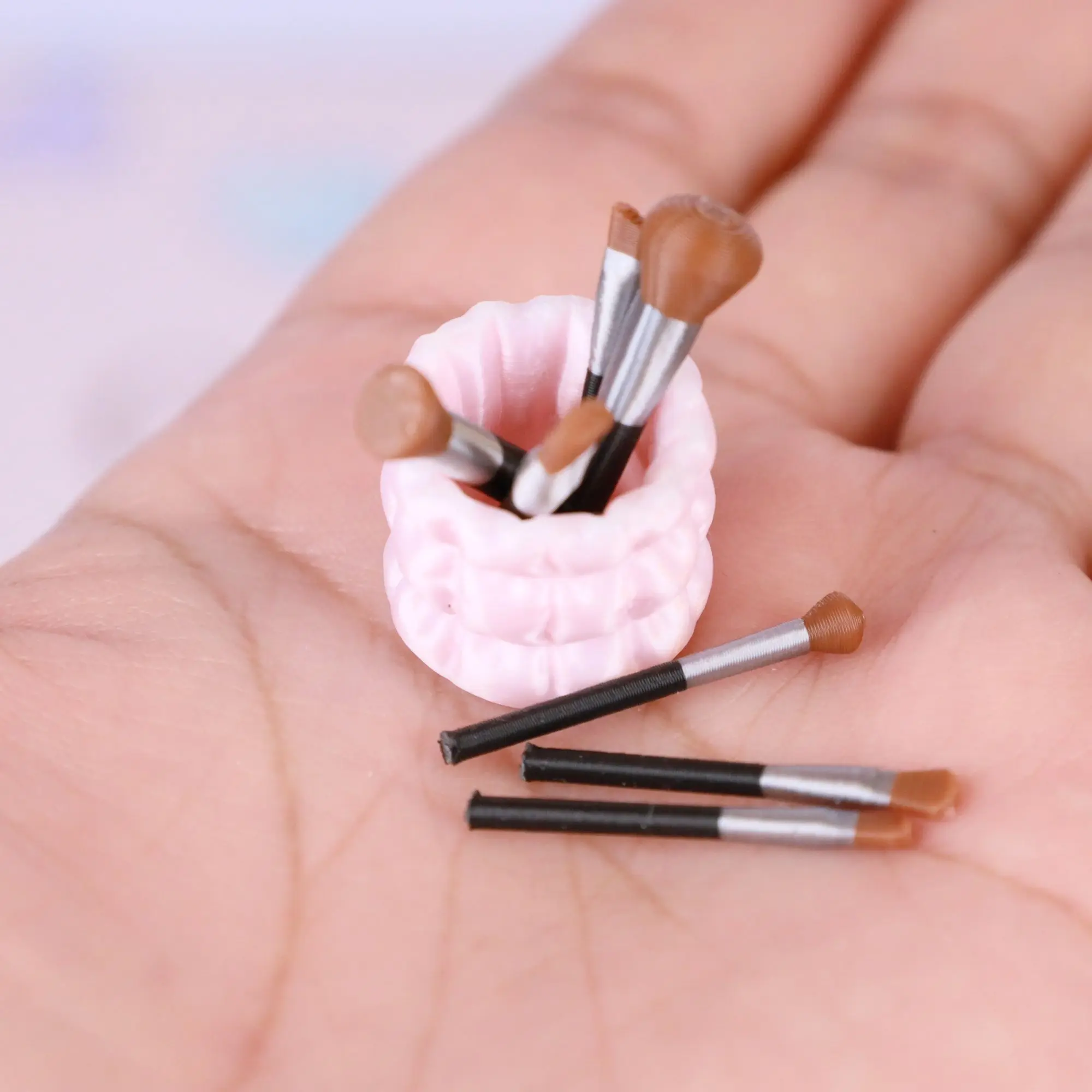 8-Piece Miniature Simulation Model Makeup Brush Set Dollhouse Decorations 1/6 1/12 Scale Dollhouse Accessories Collectible Items