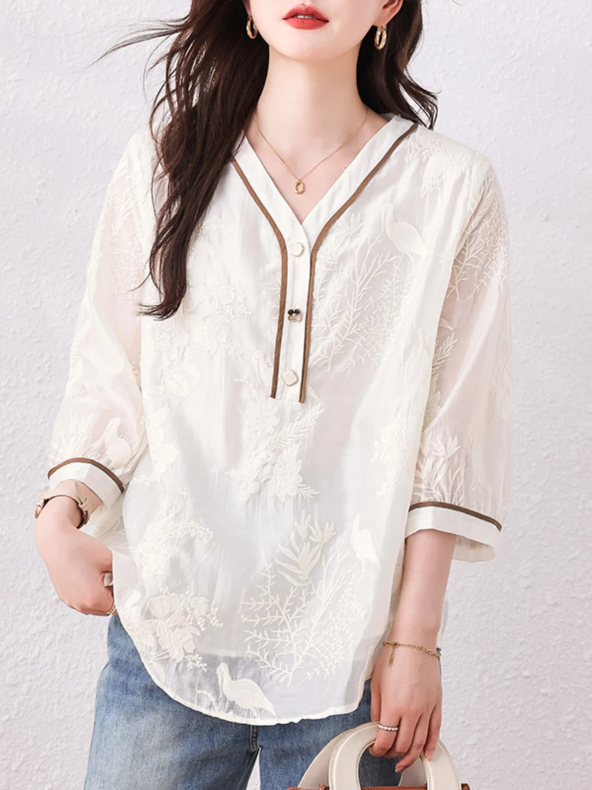 

Новая женская летняя свободная блузка больших размеров с V-образным вырезом, с вышивкой, оригинальный дизайн, рукав 3/4