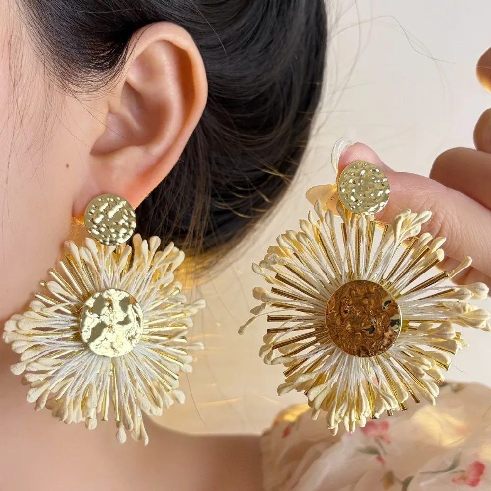 

Elegant Vacation Style Woven Flower Pendant Earrings Small Fresh Earrings Unique Beautiful Seaside Accessories