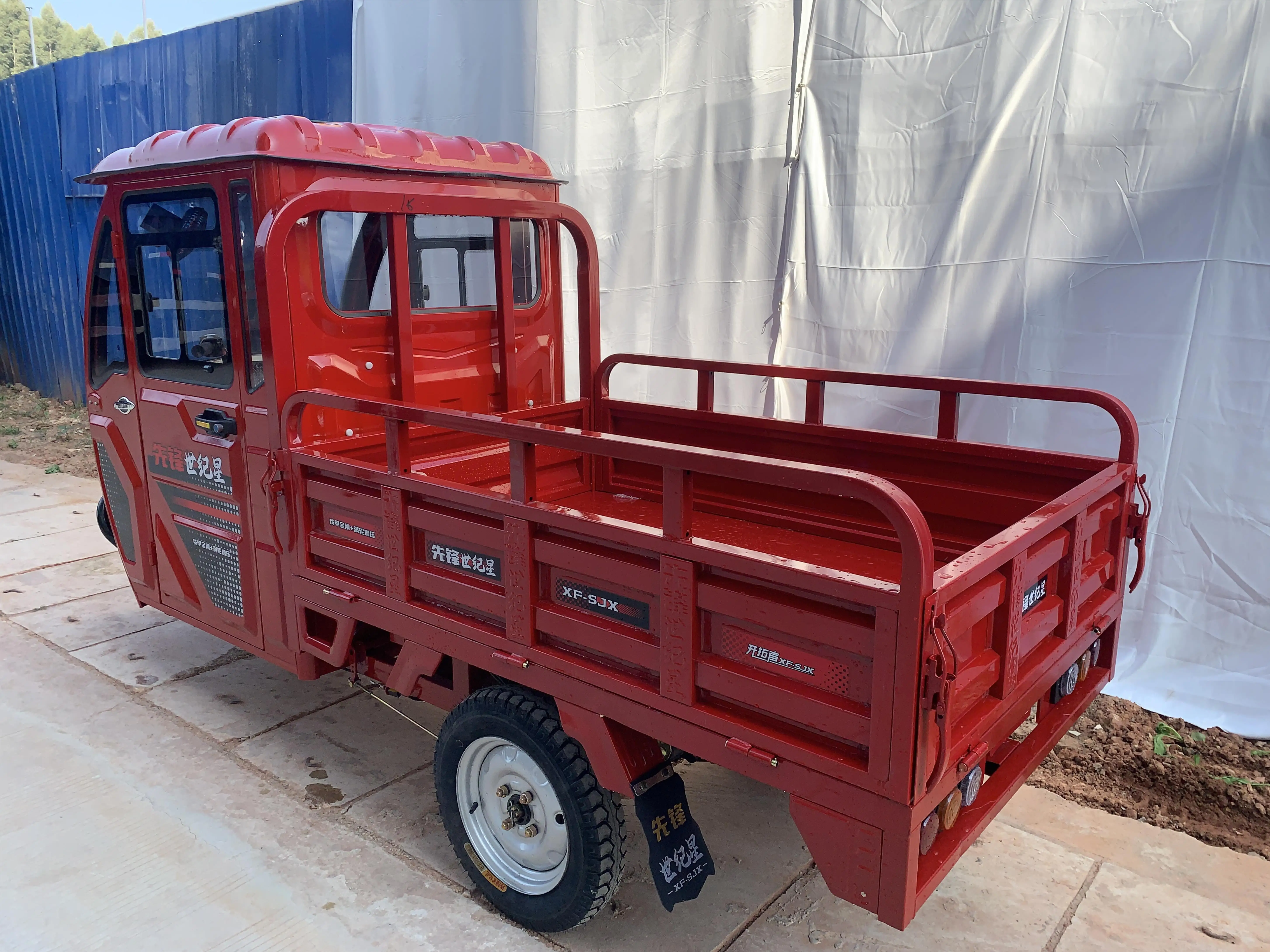 Factory sales 3 wheel electric  cargo tricycle with full closed cabin used for transport cargo