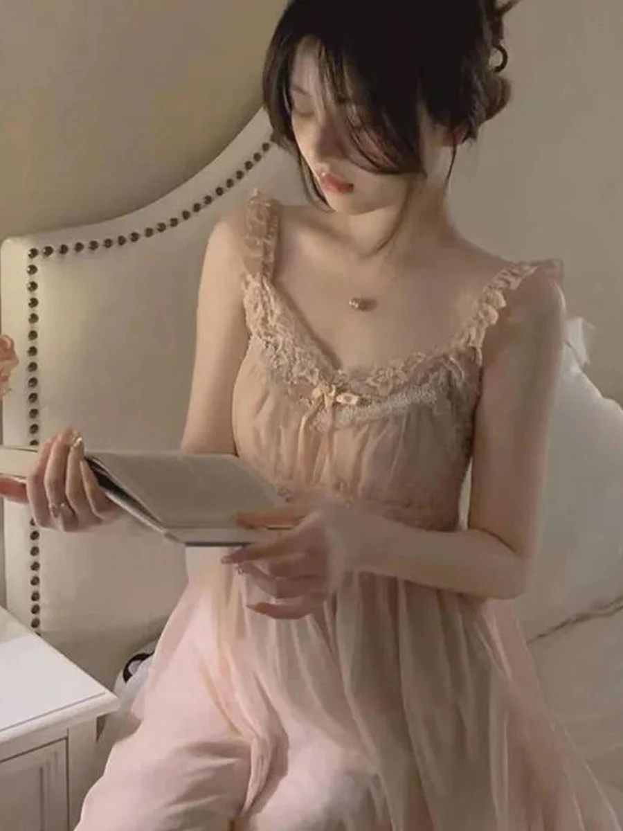 قميص نوم نسائي صيفي مثير بحواف دانتيل وتصميم شبكي مفرغ، بأكمام قصيرة وياقة على شكل V، بأسلوب رقيق وجذاب