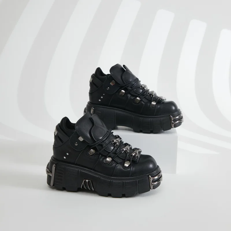 Par de zapatos de plataforma de altura de tacón con cordones para mujer, estilo Punk, decoración de Metal Rock negro, zapatillas góticas para hombre, botines Unisex 2024