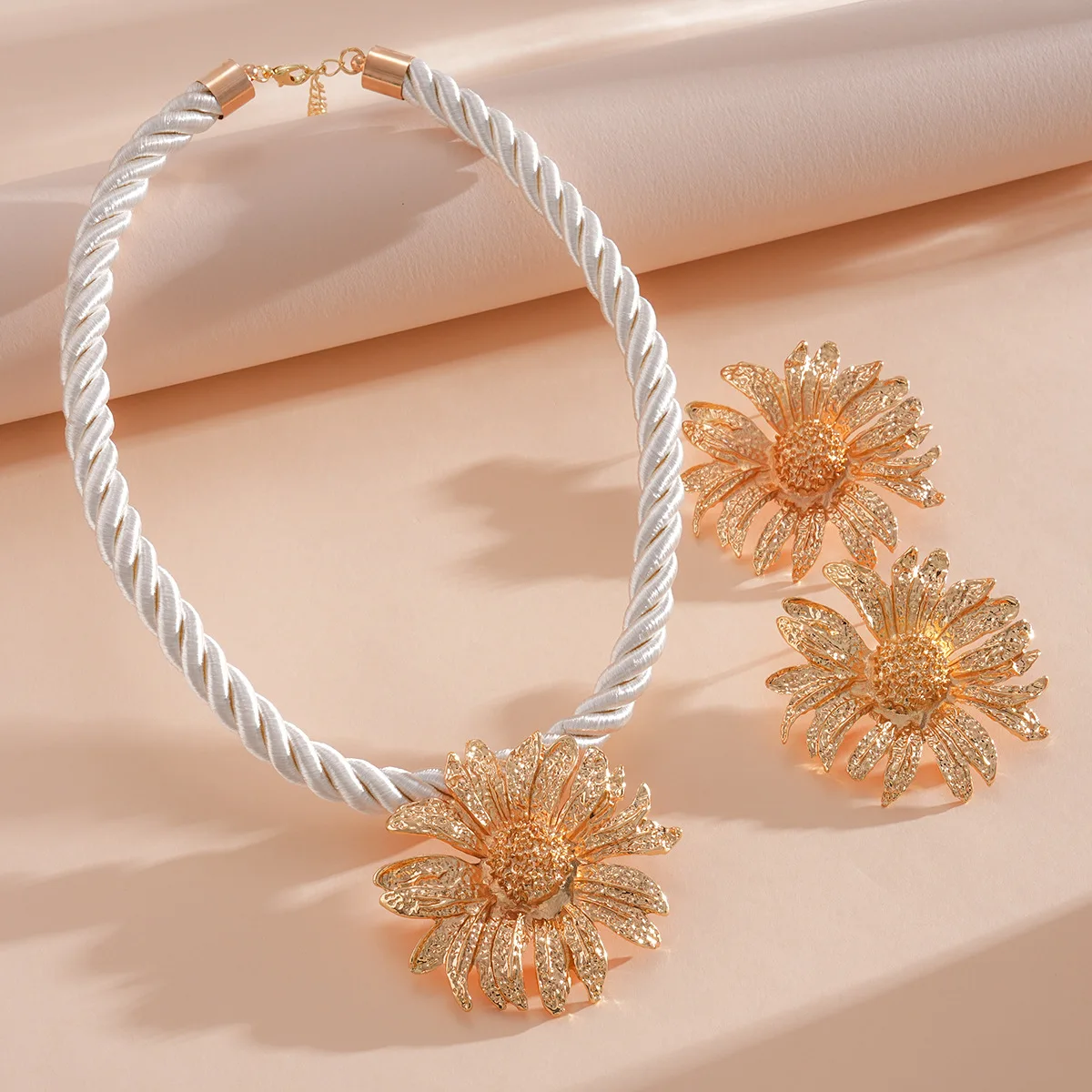3 Pcs Simple Fashion Sun Flower Pendant Necklace Ocean Style Party Banquet Exaggerated Earrings Personalized Women Jewelry Set