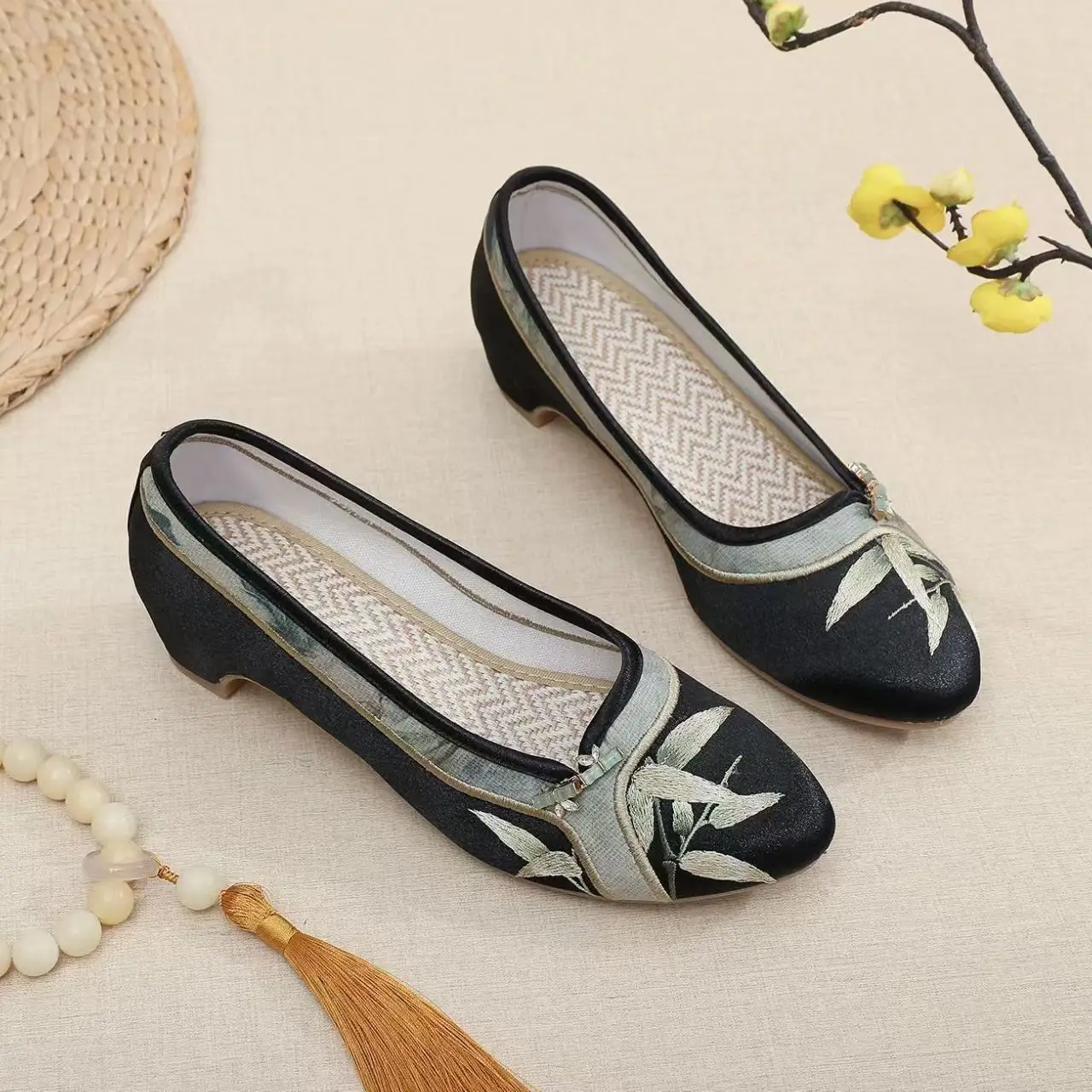 Woman Low Heel Embroidered Cheongsam Shoes Chinese Style Soft Sole Round Toe Shallow Slip On High Quality Silk Nude Shoes