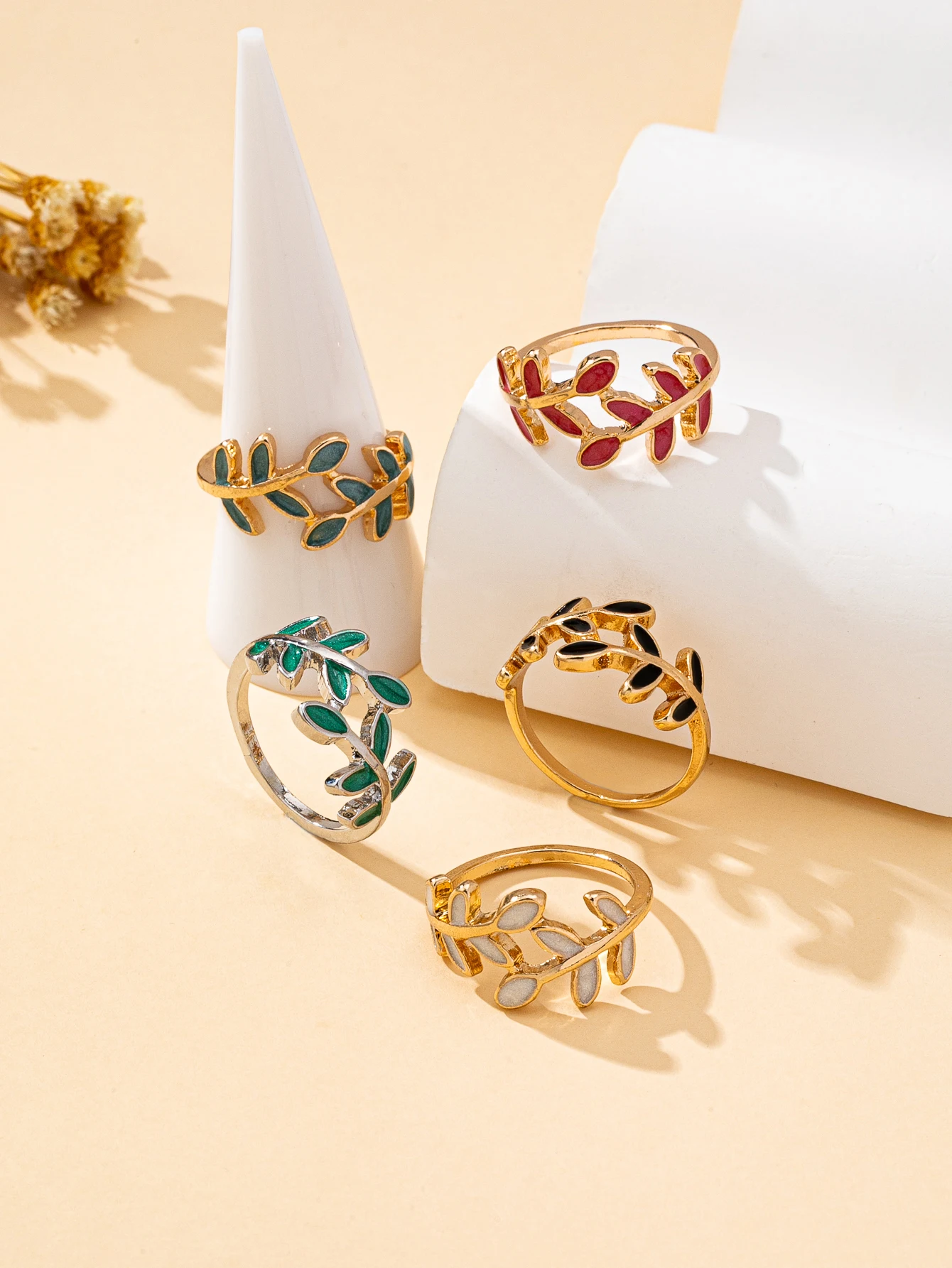 A Fashionable and Elegant Leaf-Shaped Ring with an Oil-Drip Design, Suitable for Everyday Wear and Holidays