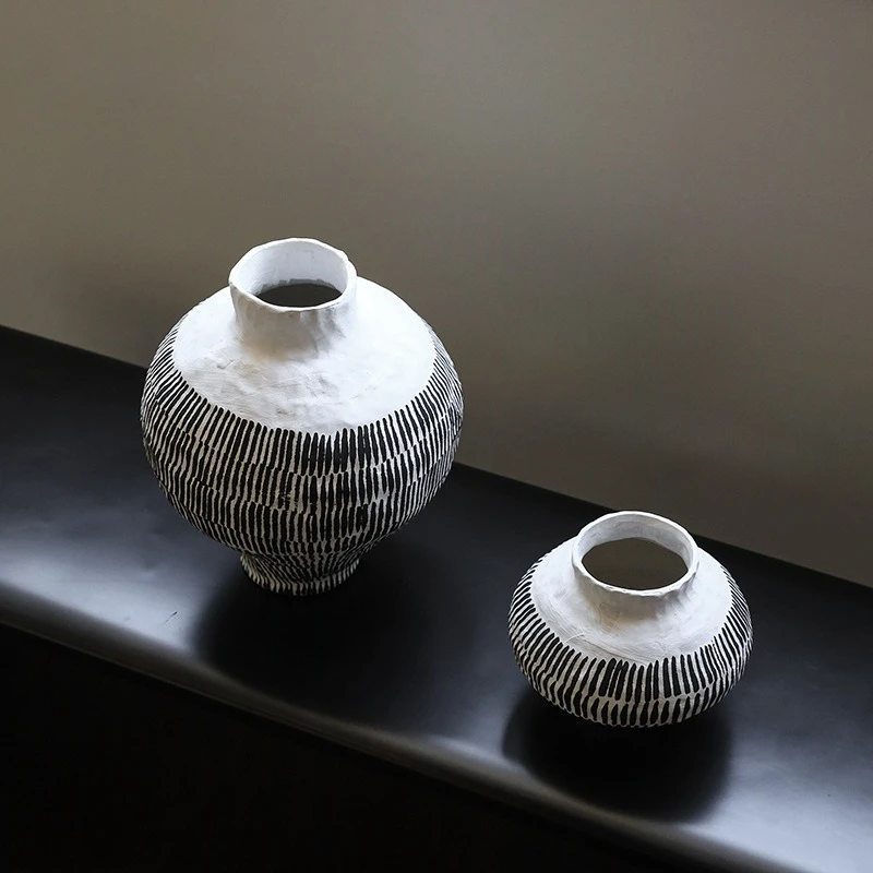 Wind ceramic vase retro Jingdezhen ornament line design sense niche living room flower arrangement entrance