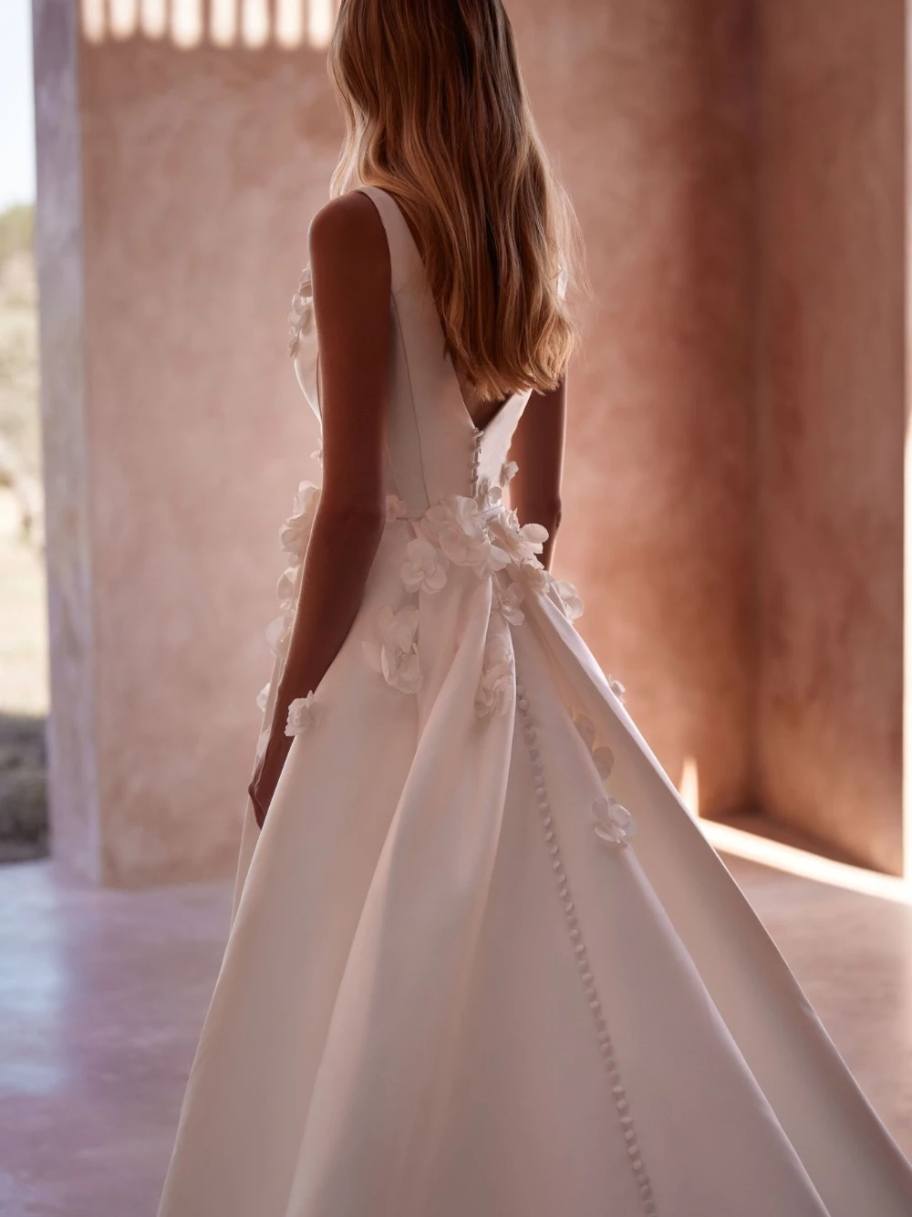 السباغيتي الأشرطة الأزهار يزين ثوب الزفاف زائد حجم العروس مخصصة الحديثة أنيقة الساتان ألف خط قطار المحكمة فستان الزفاف