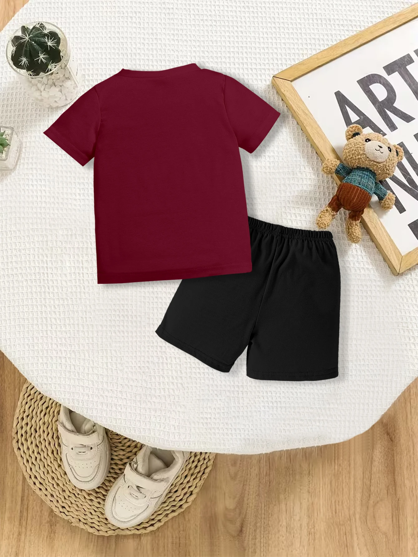 2 pieces: Boys Summer Casual T-Shirt Shorts Set Cartoon Smiling Capybara Pattern Print