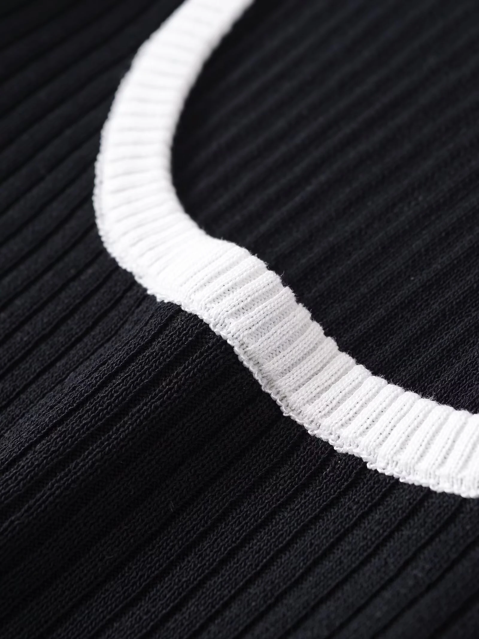 เสื้อยืดแขนยาวสไตล์ยุโรปและอเมริกาสำหรับผู้หญิง ดีไซน์ใหม่สำหรับฤดูหนาว ทรงเข้ารูป คอวี ลำลอง ผ้าถักแบบต่อผ้า