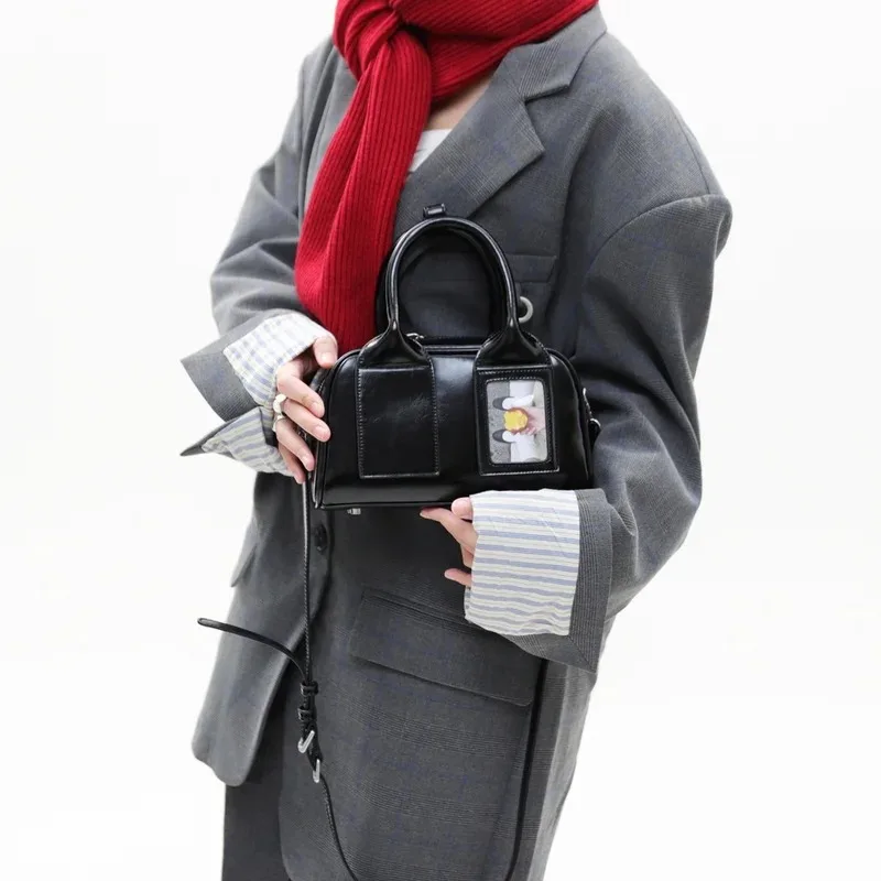 小柄な体型にぴったりのコンパクトなK-POP風クロスボディバッグ。スタイリッシュで個性的なボストン型枕型ショルダーバッグ。