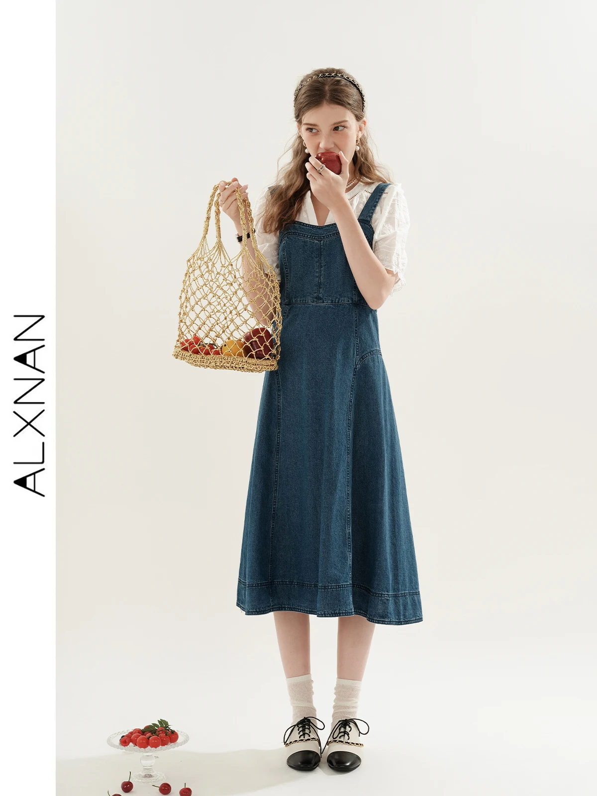 

ALXNAN French Denim Suspender Dress 2024 New Summer Women's Retro Style Loose Waist Square Neck Sleeveless Mid Dress TM00118