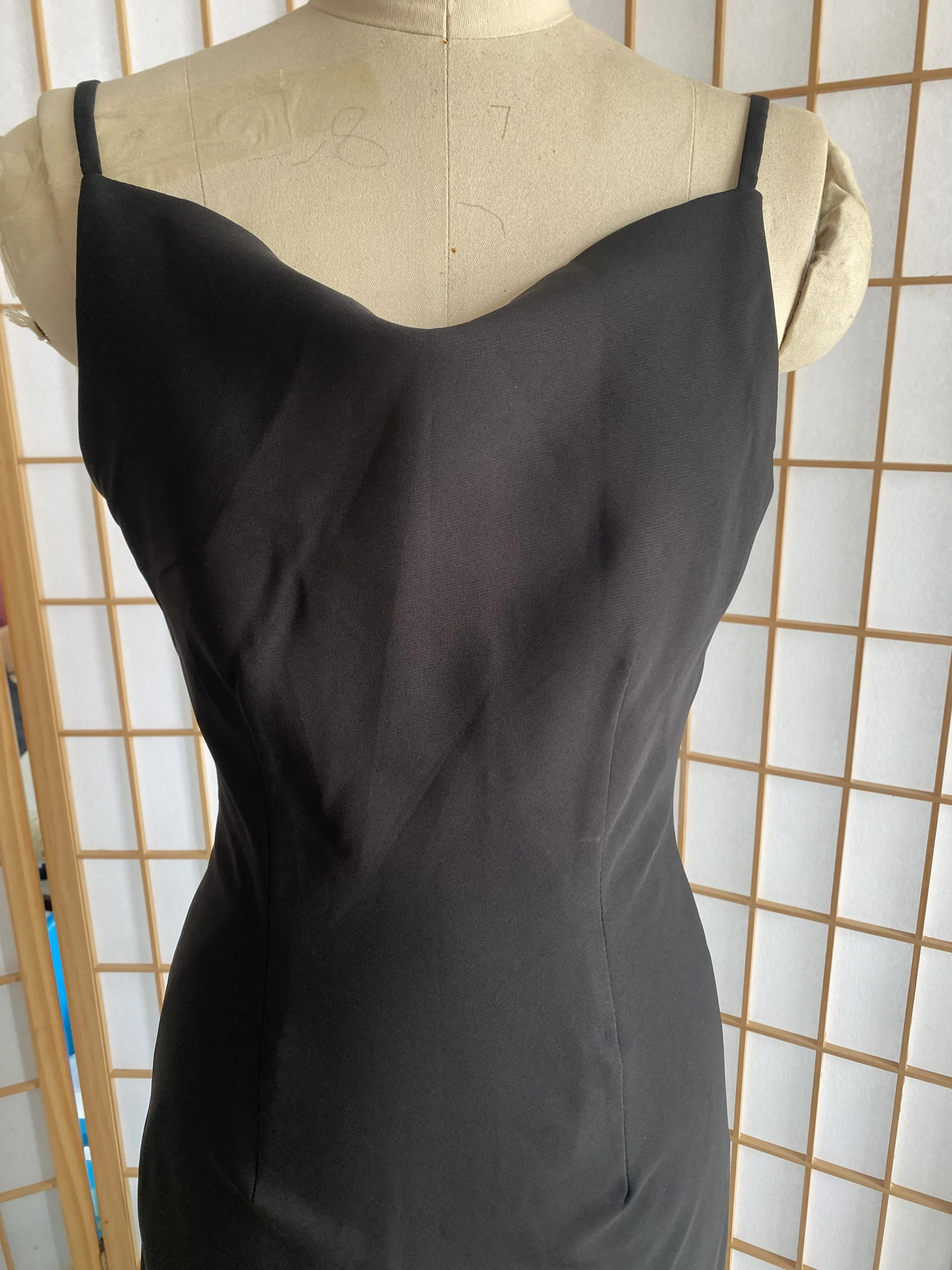 Vestido de novia ligero de satén negro, vestido largo hasta el suelo de novia con tirantes ajustados de estilo coreano, velo para salir, novedad de 2024