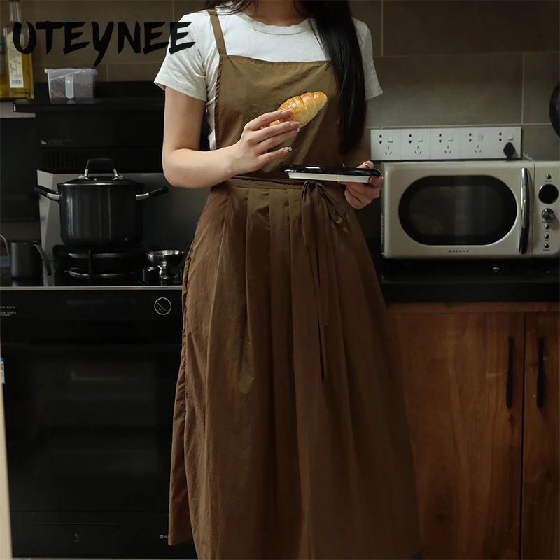 

Soft Lightweight Waterproof Apron with Pockets Oil-proof Pleated Women's Kitchen Apron Long Work Pinafore for Salon Coffee Shop