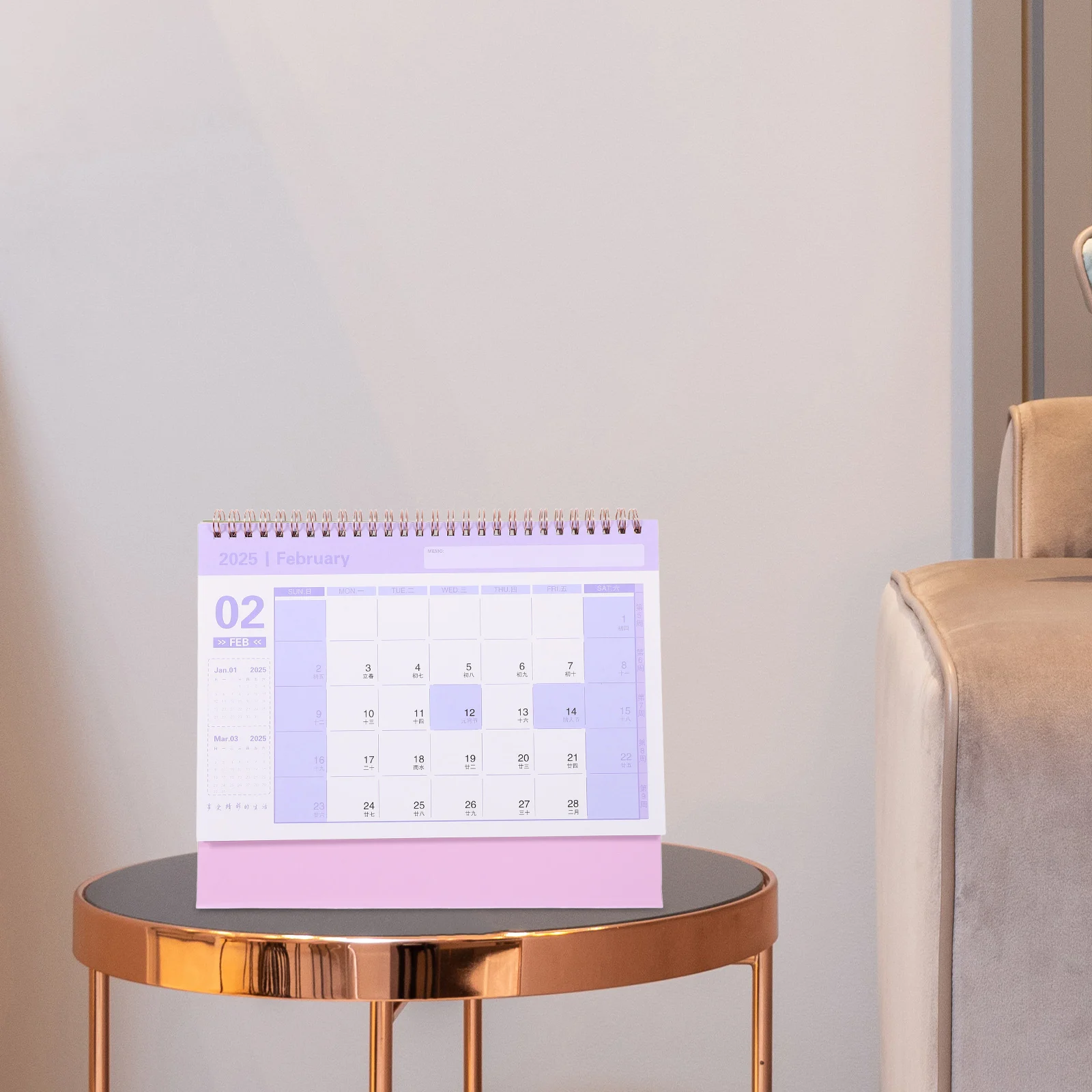 

Настольный календарь на стойке. Маленький настольный перекидной календарь на 2024–2025 июля от 2024 до 2024 года. Офис, дом, школа.