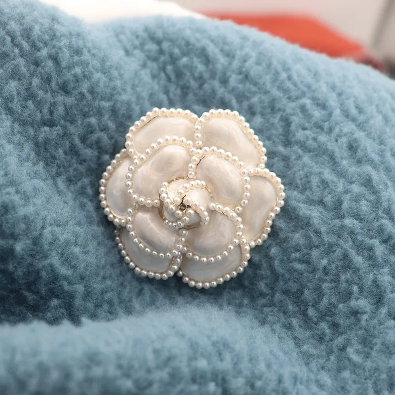 

A luxurious Japanese enamel flower brooch with pearl camellia, exuding a sense of high-end niche design