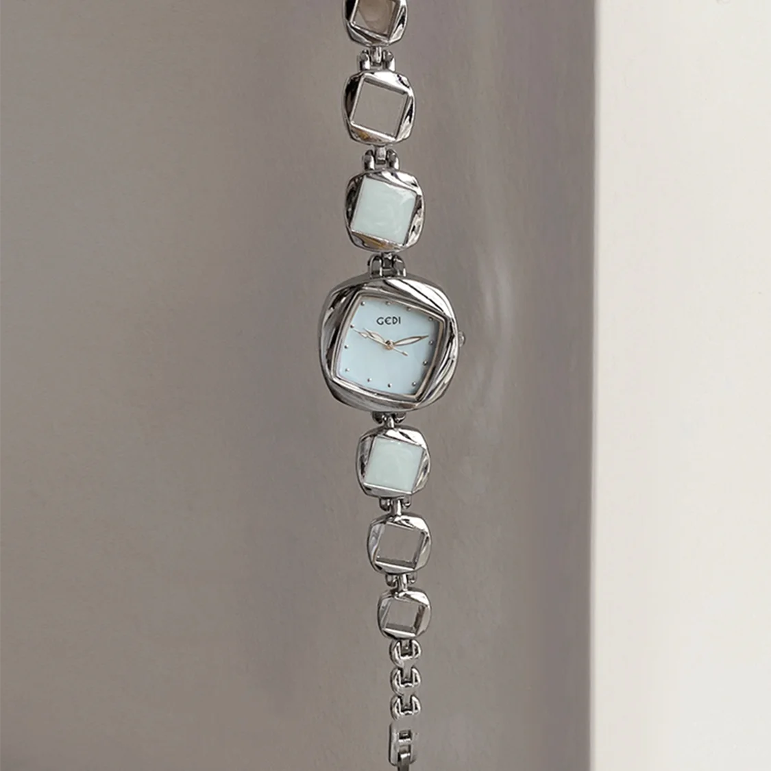 Fashion-forward Luxury Woman' Watches With Irregular Diamond-shaped Bracelet Design Quartz Timepiece Pairs Perfectly With Dresse