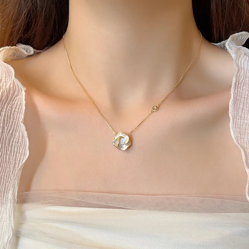 Camellia pendant necklace women's 2024 new popular light luxury niche high-end clavicle neck chain decorative accessories