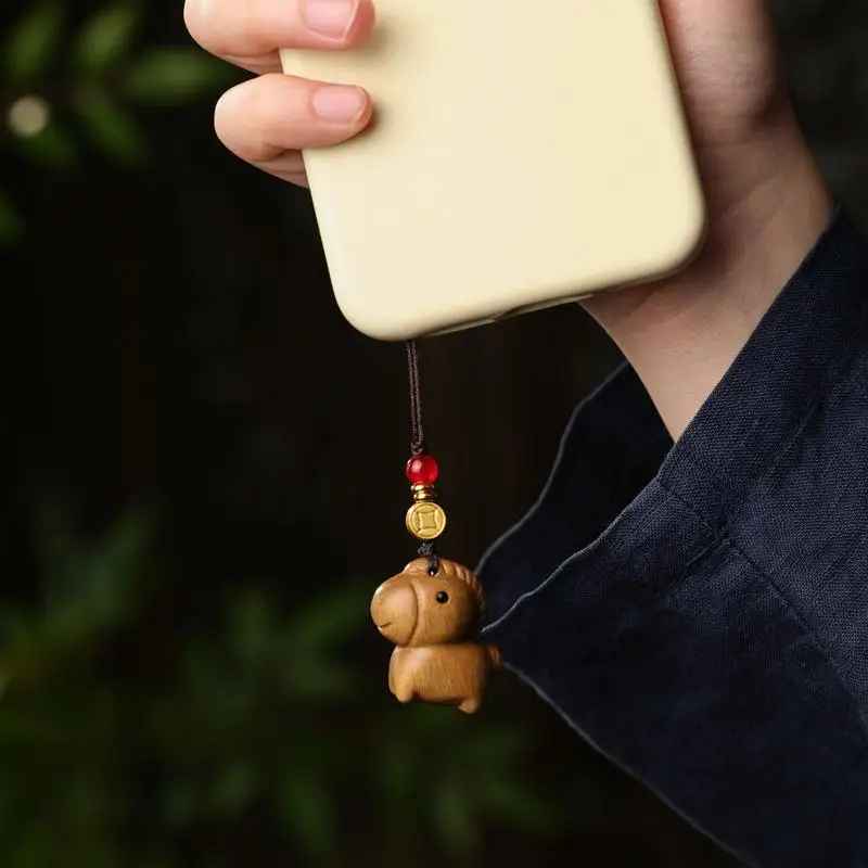 1pc criativo sândalo cavalo pingente chaveiro ano do cavalo corrente do telefone móvel mochila pendurado decoração presentes de ano novo