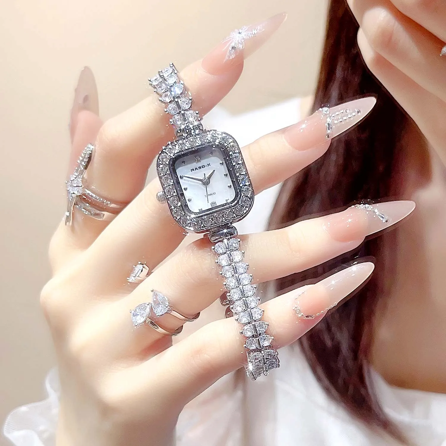 Orologio da donna retrò di lusso leggero, piccolo orologio da orecchio in oro, orologio in cristallo, orologio al quarzo da donna, orologio da donna impermeabile