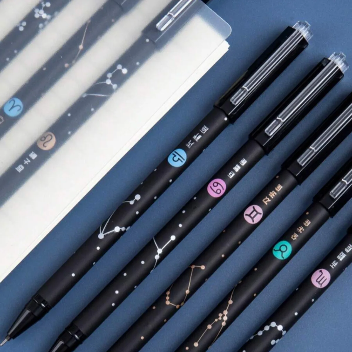 Penne neutre cancellabili da 12 pezzi, disegni zodiacali, inchiostro blu, punta da 0,5 mm, ideali per l'apprendimento scolastico in ufficio