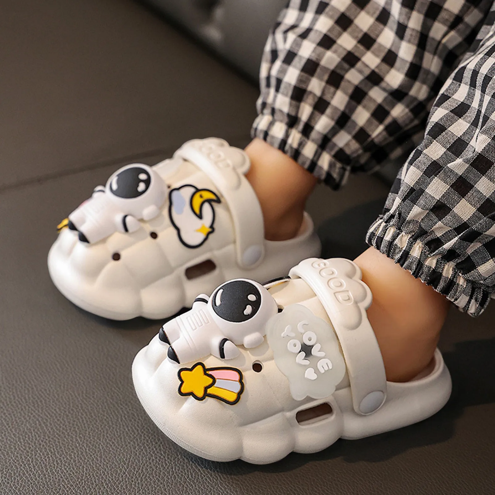 Kids Sandals Summer Cartoon Boys Girls Mules Garden Beach Slippers Sandals Non-Slip Soft Flat Children Baby Shoes Mules 2024