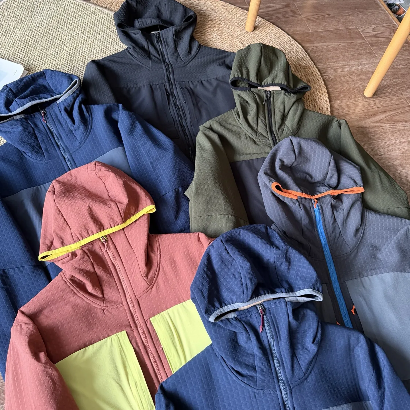 Herren Outdoor Wasserdichte Fleecejacke – Atmungsaktiver Thermomantel mit Kapuze und Farbblock-Design für Wandern & Camping – Detail 3