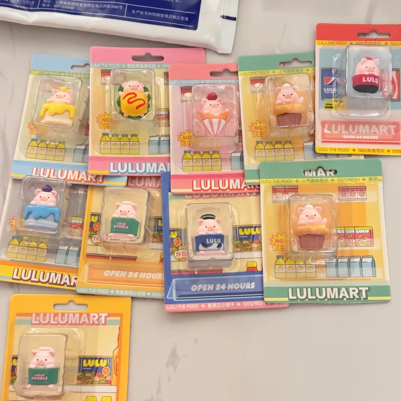 กล่องสุ่มของเล่นสุดฮิต ตุ๊กตาหมูลูลู่จิ๋ว ซีรีส์ร้านสะดวกซื้อ น่ารัก กล่องเซอร์ไพรส์ ของตกแต่งโต๊ะทำงาน