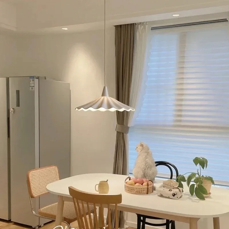 

Новая керамическая люстра в кремовом стиле, Скандинавская прикроватная лампа для ресторана, французская Ретро плиссированная роскошная люстра из искусственной кожи с листьями лотоса, маленькая люстра