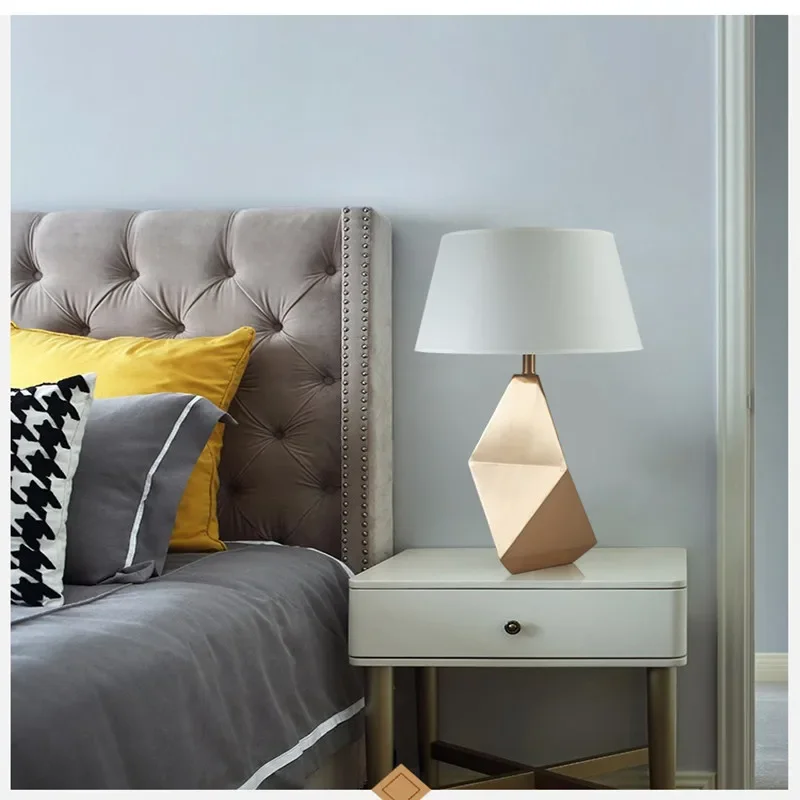 Lampada da comodino per camera da letto, soggiorno, hardware tridimensionale semplice a forma di diamante, lampada da tavolo geometrica morbida e installata