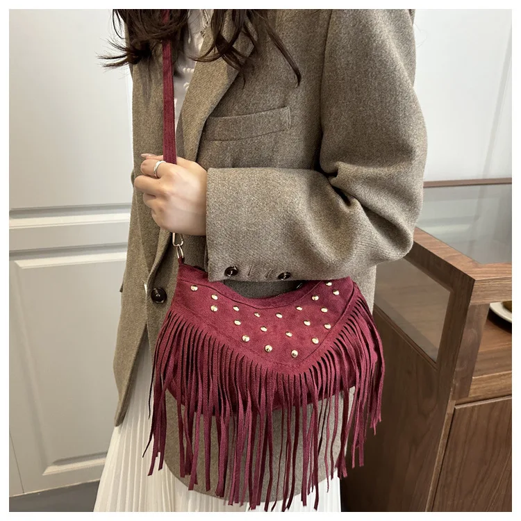 Retro Wildleder-Fransen-Schultertasche mit Metallnieten, Halbmond-Unterarmtasche, Vintage-Tageslook für Konzerte – Detail 20