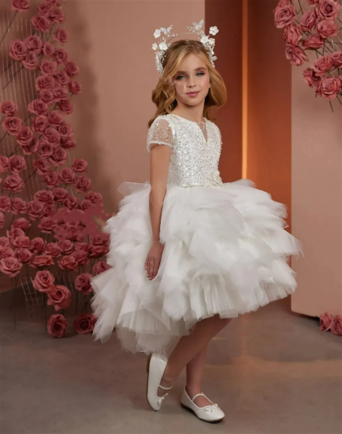 Weißes individuelles Blumenmädchenkleid mit mehrlagigem Tüll und Paillettenapplikationen, kurzen Ärmeln für Hochzeit, Geburtstag, Partykleid, Erstkommunionkleid