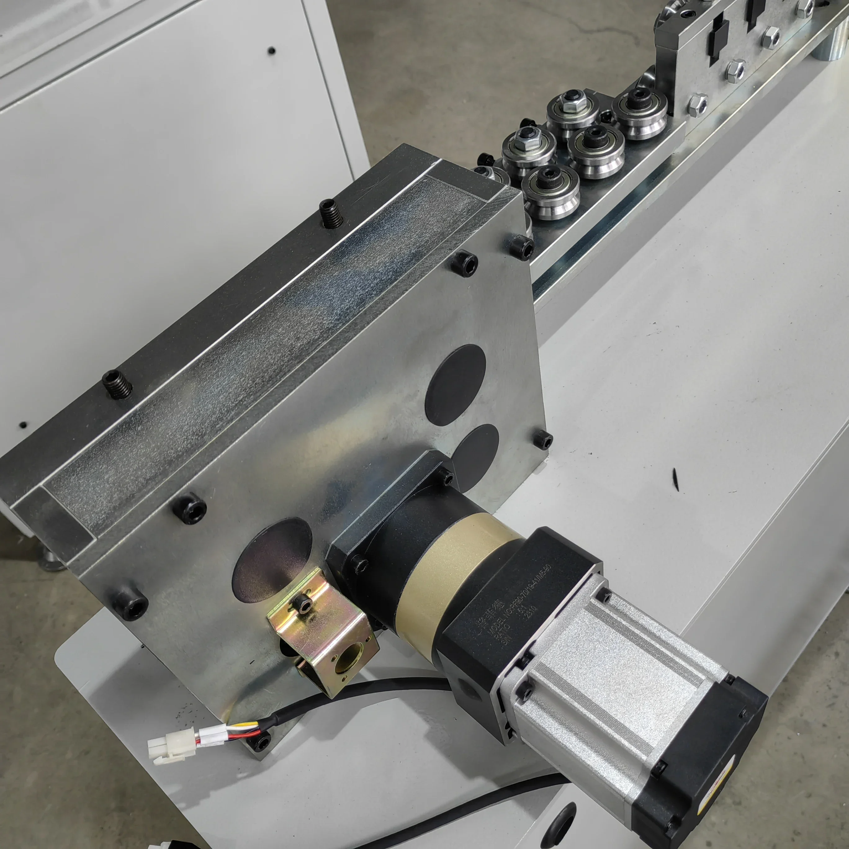 

High-quality servo driver with reducer pulls steel bar straightening wire feeder