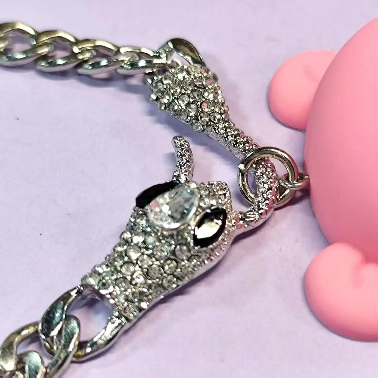 قلادات فريدة من نوعها: سلاسل مكتنزة سوداء/فضية، دلايات الدب الدموي باللون الأسود والوردي. الوقوف - خارج القطع القوطية.