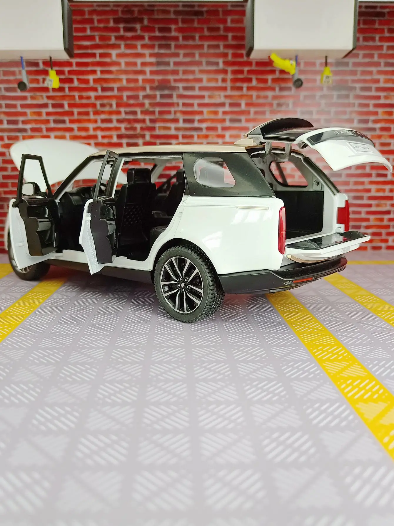 1:24 SV2022 alloy off-road vehicle model car has four doors and trunk door can also be opened  rich details, fine workmanship